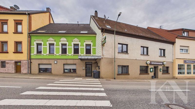 Seltene Gelegenheit: Entkerntes Wohn- & Geschäftshaus mit viel Entwicklungspotenzial